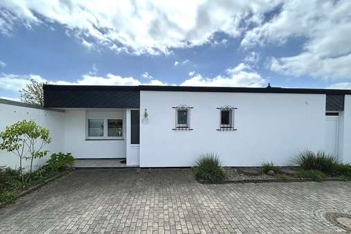 Hausansicht mit Nebeneingang Hausansicht mit Nebeneingang - Bungalow in 24146 Kiel mit 120m² kaufen