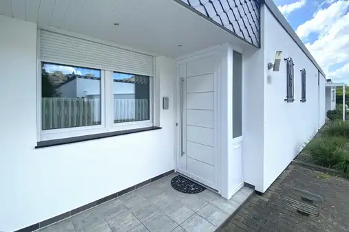 Schöner, modernisierter Gartenhof-Bungalow mit Garage in Kiel-Elmschenhagen