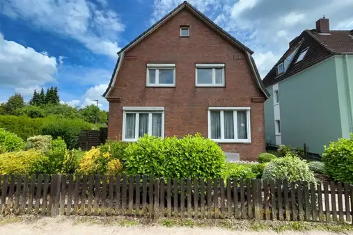 Viel Platz bietet dieses Wohnhaus mit Vollkeller in Kiel-Elmschenhagen