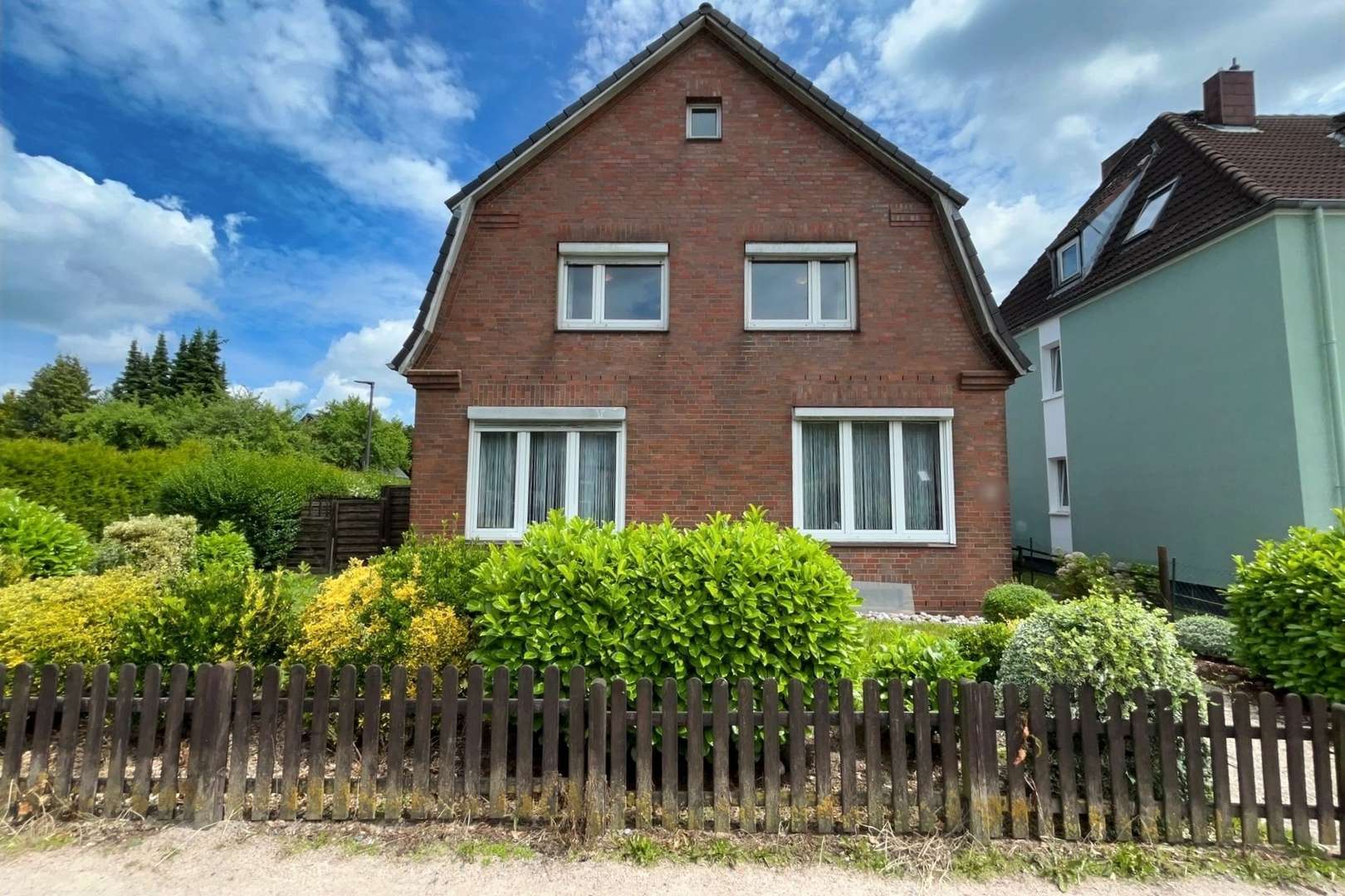 Hausansicht Hausansicht - Zweifamilienhaus in 24147 Kiel mit 201m² kaufen