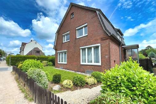 Seitliche Hausansicht Seitliche Hausansicht - Zweifamilienhaus in 24147 Kiel mit 201m² kaufen
