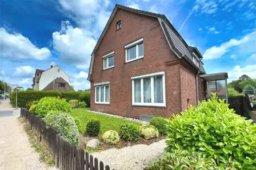 Viel Platz bietet dieses Wohnhaus mit Vollkeller in Kiel-Elmschenhagen