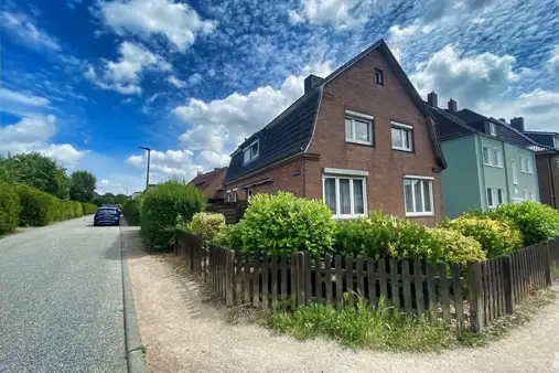 Viel Platz bietet dieses Wohnhaus mit Vollkeller in Kiel-Elmschenhagen
