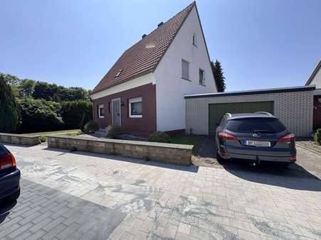 Vorderansicht mit Garage - Zweifamilienhaus in 59269 Beckum mit 100m² kaufen