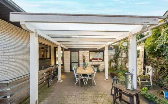 Überdachte Terrasse - Bungalow in 59302 Oelde mit 204m² kaufen