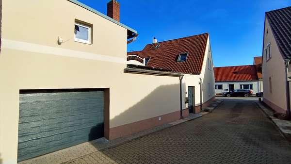 Außen 3 - Nebengelass & Garageneinfahrt - Reihenendhaus in 15890 Eisenhüttenstadt mit 104m² kaufen