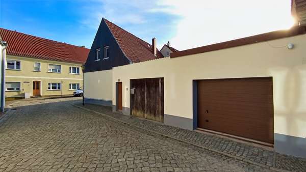 Außen 3 - Hof- & Garagenzufahrt - Reiheneckhaus in 15890 Eisenhüttenstadt mit 123m² kaufen