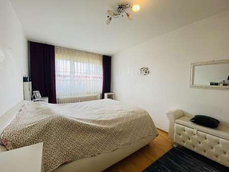 Schlafzimmer - Etagenwohnung in 40878 Ratingen mit 97m² günstig kaufen