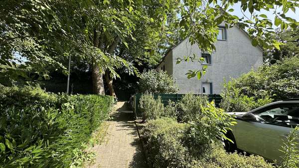 Weg vorm Haus Weg vorm Haus - Zweifamilienhaus in 46049 Oberhausen mit 232m² kaufen