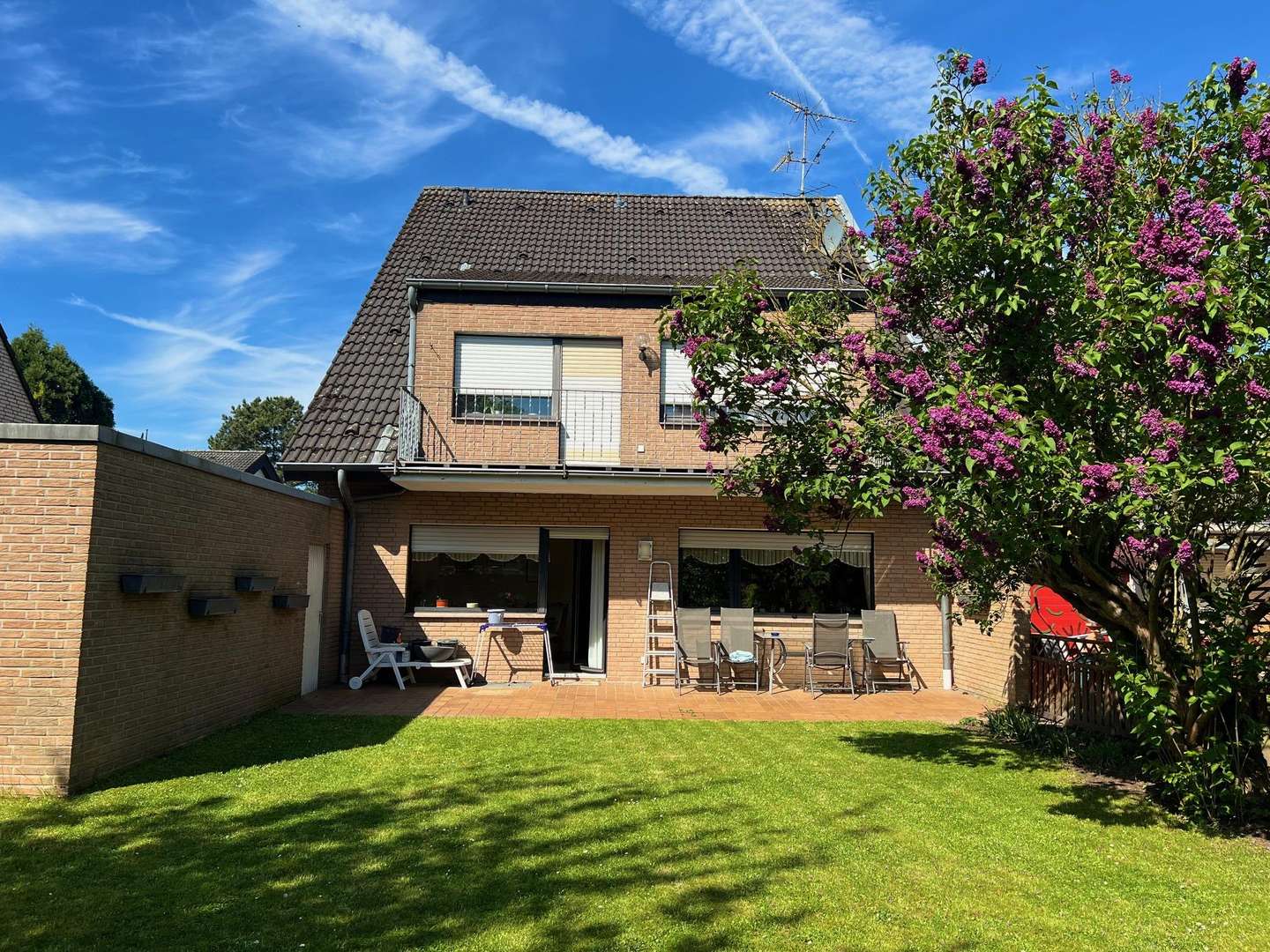 Hausansicht - Zweifamilienhaus in 41516 Grevenbroich mit 196m² kaufen