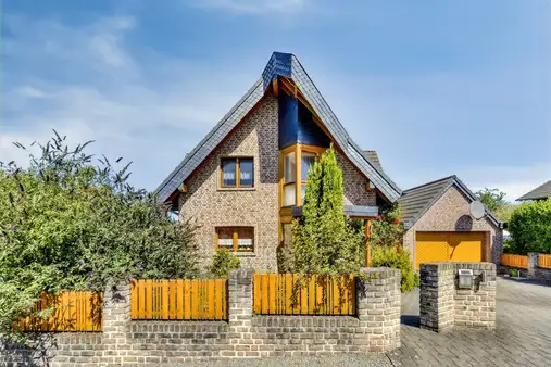 Großzügiges Anwesen mit Einfamilienhaus und traumhaftem Garten nahe der Eifel