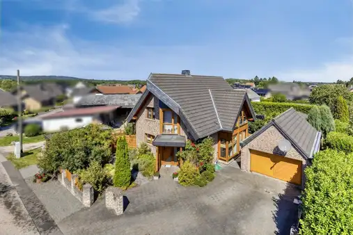 Großzügiges Anwesen mit Einfamilienhaus und traumhaftem Garten nahe der Eifel
