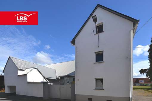 Das Anwesen mit Garage und Wohnhaus Das Anwesen mit Garage und Wohnhaus - Einfamilienhaus in 56294 Gappenach mit 142m² kaufen