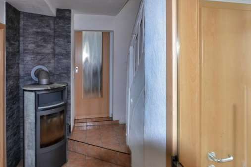 Geräumiger Flur mit Specksteinofen - Einfamilienhaus in 56294 Gappenach mit 142m² kaufen