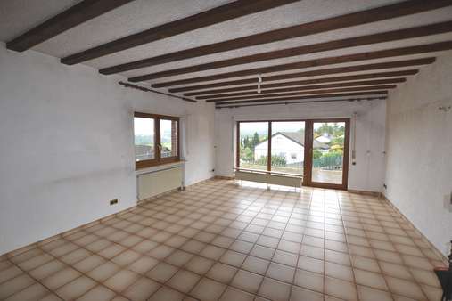 Geräumiges Wohnzimmer mit Zugang zur Terrasse Geräumiges Wohnzimmer mit Zugang zur Terrasse - Einfamilienhaus in 56412 Daubach mit 145m² kaufen