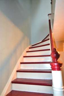 Treppenaufgang ins Obergeschoss Treppenaufgang ins Obergeschoss - Doppelhaushälfte in 56564 Neuwied mit 144m² kaufen