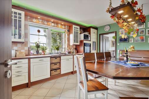 geräumige Küche mit Einbauschränken - Einfamilienhaus in 53949 Dahlem mit 288m² kaufen