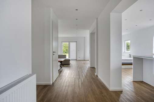 Flur mit Blick zum Wohnzimmer - Einfamilienhaus in 53949 Dahlem mit 221m² kaufen