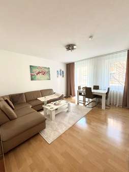 Wohnung 1 von 2 (Wohnzimmer) - Mehrfamilienhaus in 47799 Krefeld mit 434m² kaufen