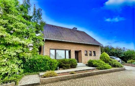 Frontansicht linksseitig Frontansicht linksseitig - Einfamilienhaus in 41844 Wegberg mit 145m² kaufen