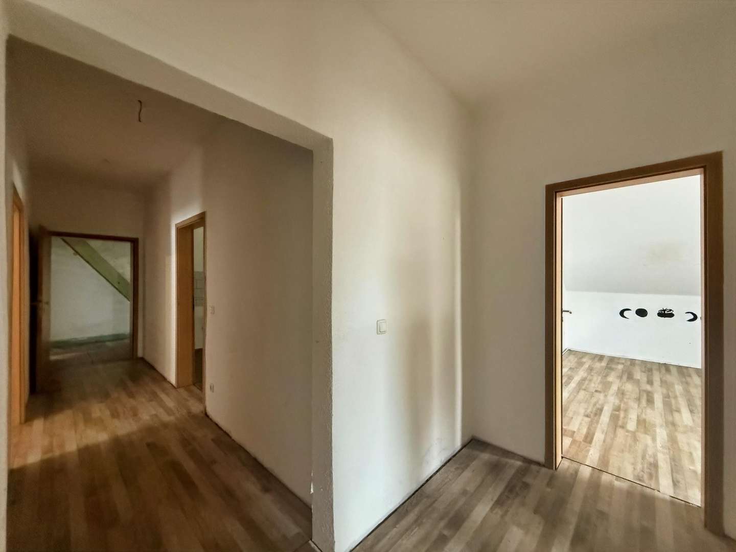 Flur Blickrichtung Eingangstür und Kinderzimmer 2 Flur Blickrichtung Eingangstür und Kinderzimmer 2 - Dachgeschosswohnung in 45891 Gelsenkirchen mit 102m² kaufen