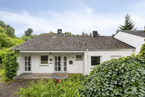 Idyllisches Familienhaus mit Garage und großzügigem Garten!