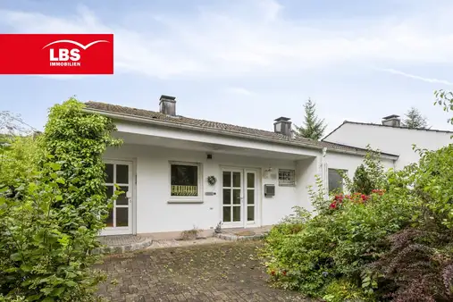Idyllisches Familienhaus mit Garage und großzügigem Garten!
