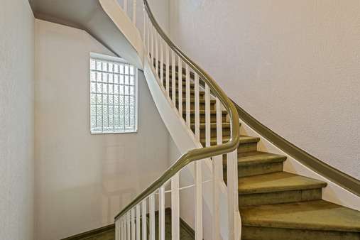 Treppenhaus - Etagenwohnung in 46047 Oberhausen mit 214m² kaufen