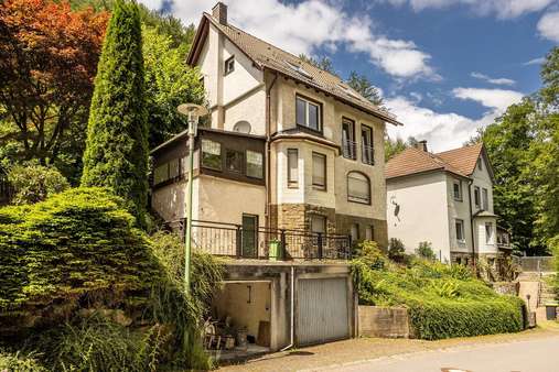 Haus-Außenansicht mit zwei Garagen vorne - Mehrfamilienhaus in 58515 Lüdenscheid mit 340m² kaufen
