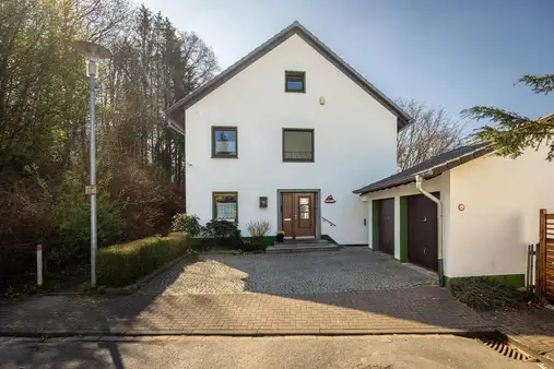 City-nahes 2-Familienhaus am Waldrand mit Doppelgarage und Ausblick