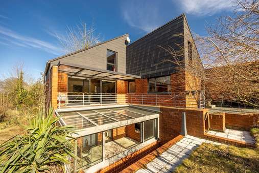 Außenansicht mit Wintergarten - Zweifamilienhaus in 58730 Fröndenberg mit 180m² kaufen