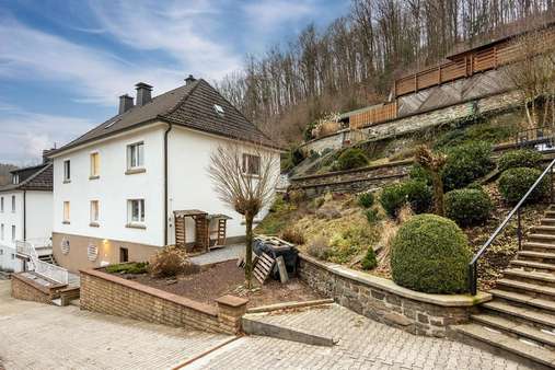 Außenansicht mit Garten - Zweifamilienhaus in 58579 Schalksmühle mit 190m² kaufen