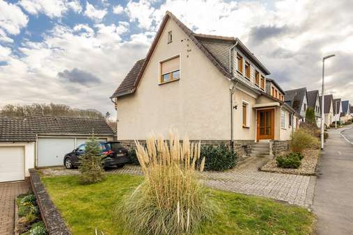 Außenansicht mit Doppelgarage - Doppelhaushälfte in 58642 Iserlohn mit 107m² kaufen