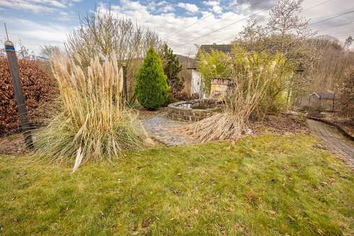 Garten mit kleinem Teich - Doppelhaushälfte in 58642 Iserlohn mit 107m² kaufen
