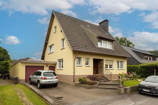 Außenansicht mit Garage Außenansicht mit Garage - Einfamilienhaus in 58708 Menden mit 177m² kaufen