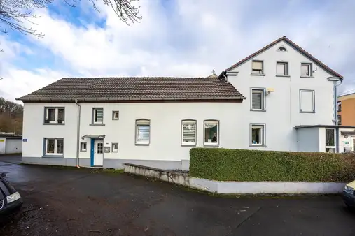 7-Parteien Mehrfamilienhaus mit Arztpraxis und 4 Garagen zum Faktor 10,2
