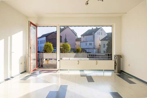 Wohnzimmer mit Zugang Balkon - Etagenwohnung in 58507 Lüdenscheid mit 90m² kaufen