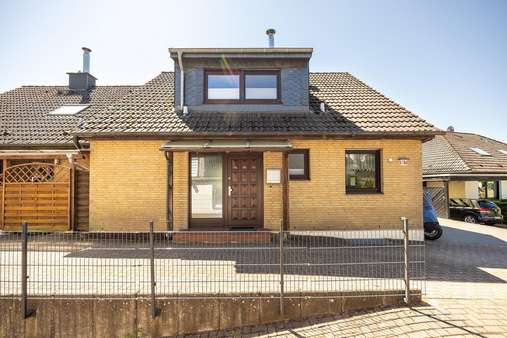 Außenansicht, Straßenseite - Doppelhaushälfte in 58553 Halver mit 153m² kaufen