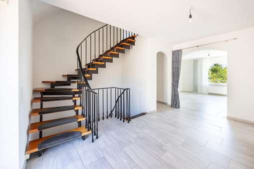 Eingangsdiele, Treppenhaus - Doppelhaushälfte in 58553 Halver mit 153m² kaufen