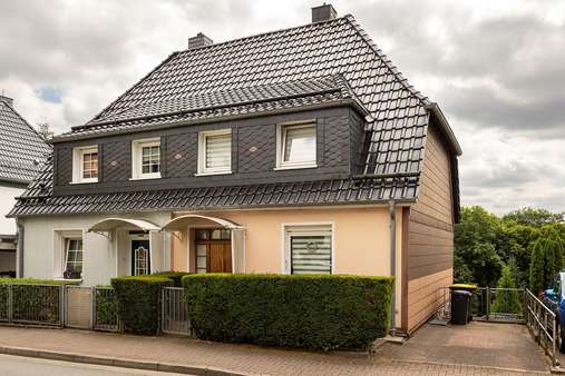 Außenansicht mit Parkplatz Außenansicht mit Parkplatz - Doppelhaushälfte in 58509 Lüdenscheid mit 78m² kaufen
