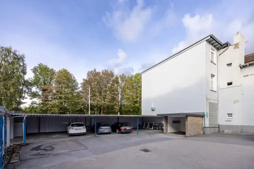 4-Familienhaus Altbau mit schöner Fassade, 6-fach Carport