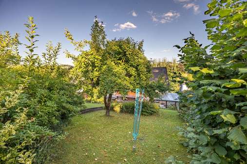 Garten mit Blick auf das Haus Garten mit Blick auf das Haus - Zweifamilienhaus in 58513 Lüdenscheid mit 218m² kaufen