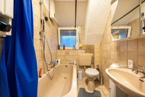 Tageslichtbad mit Badewanne Tageslichtbad mit Badewanne - Dachgeschosswohnung in 58513 Lüdenscheid mit 67m² kaufen