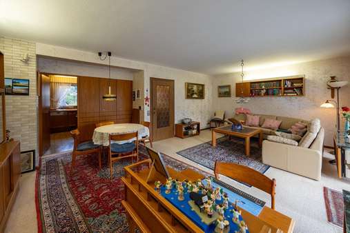 EG: Wohnzimmer mit Zugang Küche - Reihenmittelhaus in 58644 Iserlohn mit 140m² kaufen