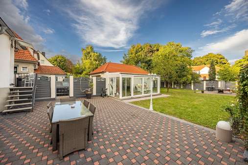 Terrasse mit Blick auf Wintergarten, Garten - Zweifamilienhaus in 46238 Bottrop mit 138m² kaufen