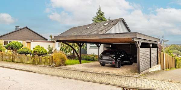Außenansicht mit Doppel-Carport Außenansicht mit Doppel-Carport - Einfamilienhaus in 58566 Kierspe mit 189m² kaufen