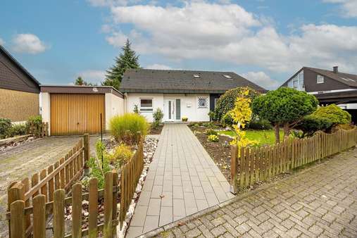 Außenansicht, Straßenseite mit Garage links, Doppel-Carport rechts Außenansicht, Straßenseite mit Garage links, Doppel-Carport rechts - Einfamilienhaus in 58566 Kierspe mit 189m² kaufen