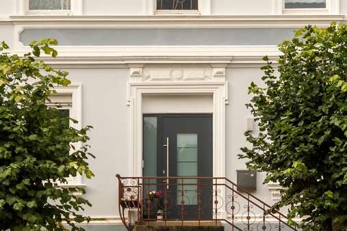 Hauseingang Hauseingang - Zweifamilienhaus in 58553 Halver mit 221m² kaufen