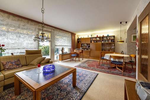EG: Wohnzimmer mit Zugang Terrasse - Reihenmittelhaus in 58644 Iserlohn mit 140m² kaufen