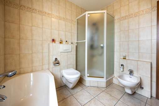 Tageslichtbad mit Dusche, Wanne, Bidet - Etagenwohnung in 58511 Lüdenscheid mit 92m² kaufen